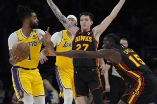 Une soirée bien difficile pour Clint Capela (à droite) face aux Lakers. KEYSTONE/AP/Damian Dovarganes